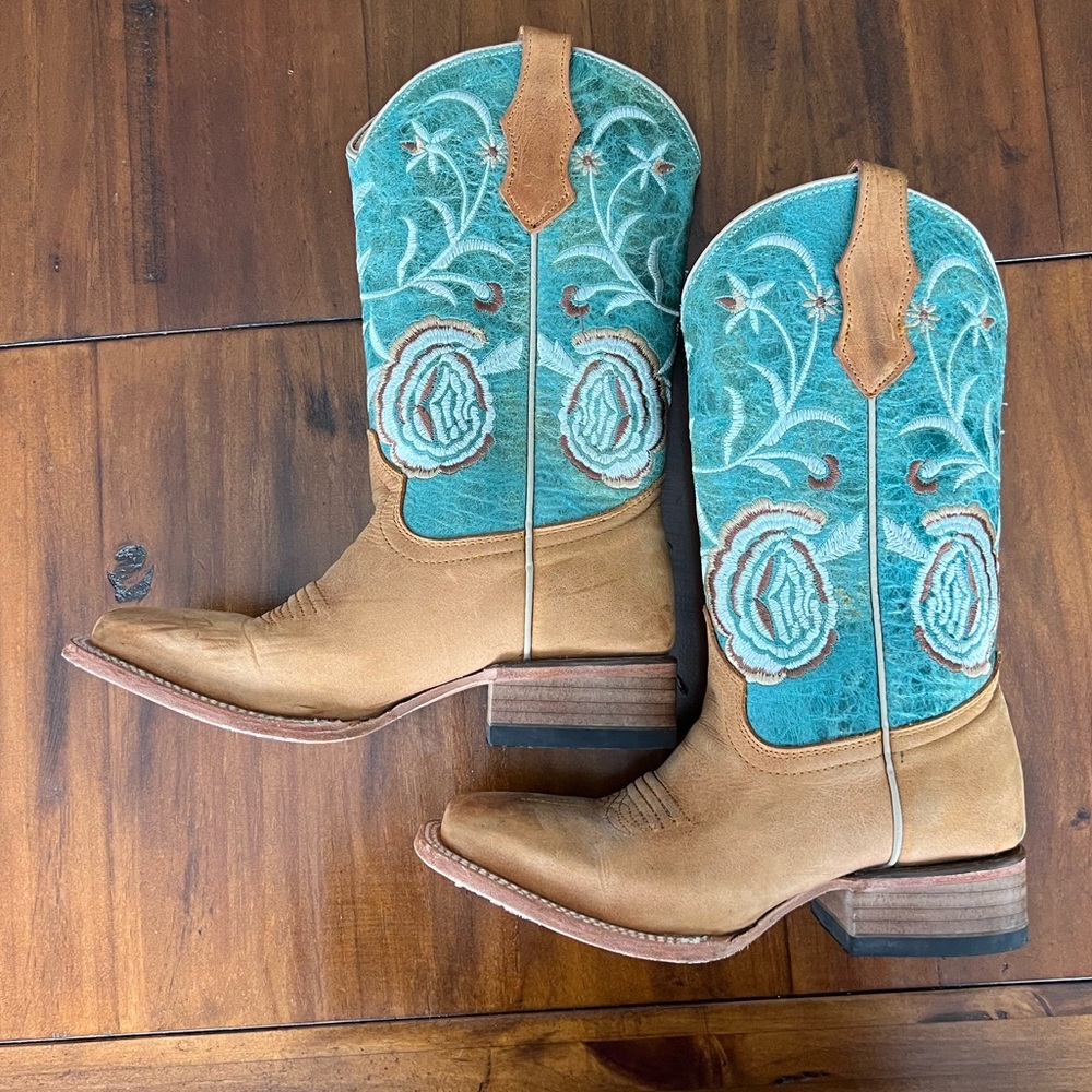Tan Leather cowboy Boots with teal Stitching